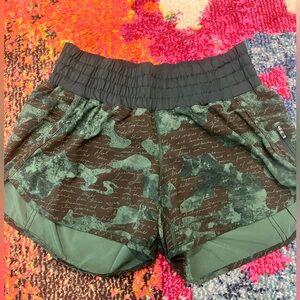 Lululemon Tracker Shorts MR 4” - Size 8
